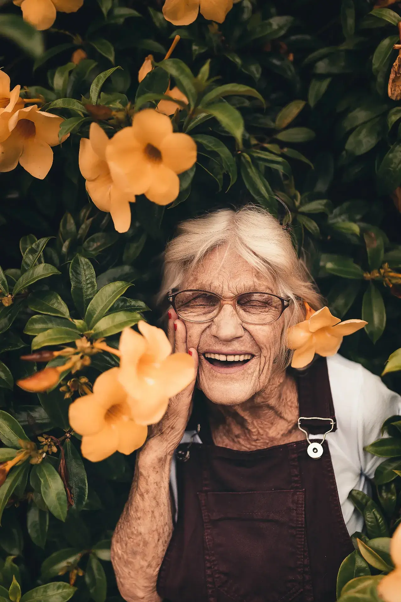 Herzliches Lachen einer älteren Frau in Iserlohn.